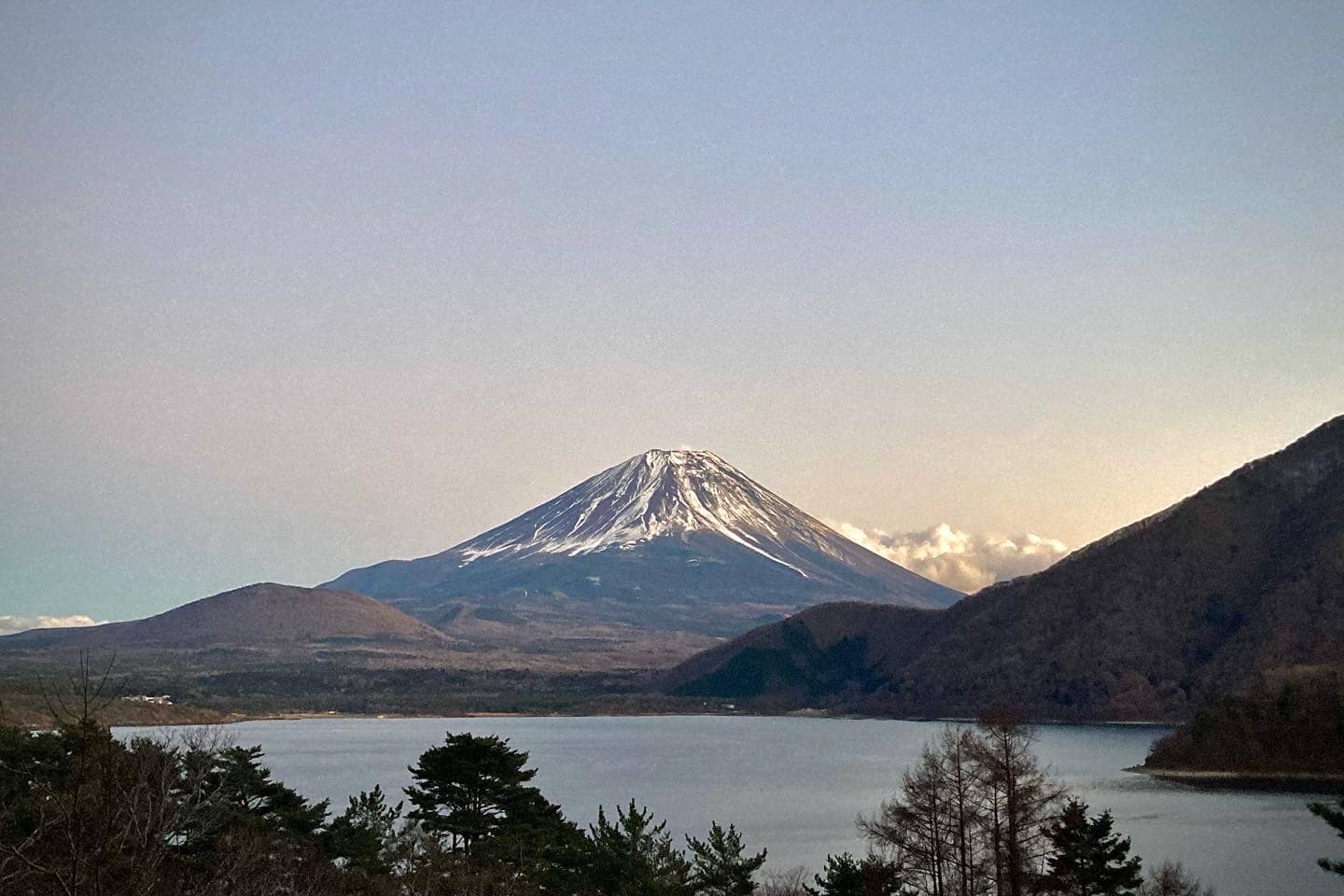 千円札のモデル本栖湖からの富士山