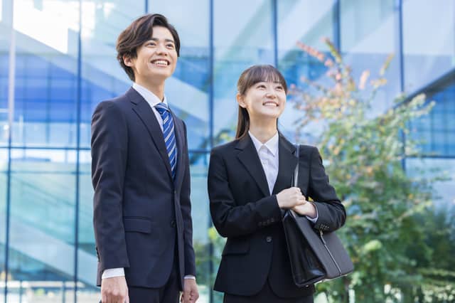 会社倒産_就活　リクルートスーツを着た男女のポートレート