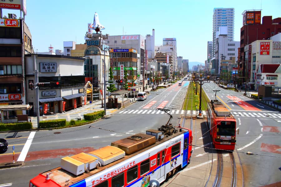 豊橋市、路面電車が走る風景